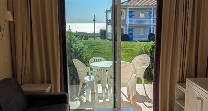 Fully-equipped oceanfront apartment