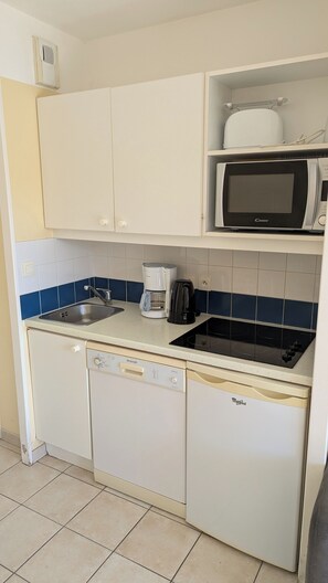Fridge, microwave, oven, stovetop - Fully-equipped oceanfront apartment (Les Sables-d'Olonne)