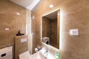 Douche, sèche-cheveux, serviettes fournies, savon