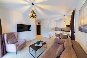 Living area - Spacious 1BR Apt for 3 w/ Terrace & Pool (Sutomore)