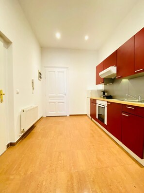 Basic-Apartment | Eigene Küche | Kühlschrank, Mikrowelle, Ofen, Herdplatte