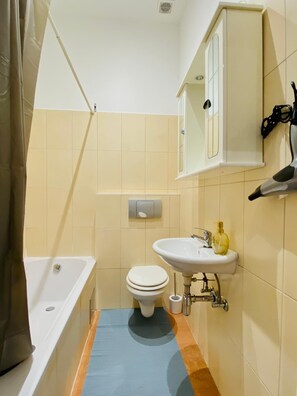 Basic-Apartment | Badezimmer | Duschwanne, kostenlose Toilettenartikel, Haartrockner, Handtücher