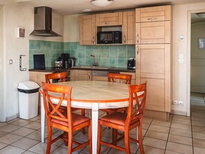 Fridge, microwave, oven, dishwasher - Nice Apt 8 pers with pool view (Callian)
