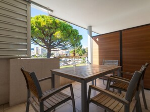Outdoor dining - Nice Apt 4 pers air-conditioned (Mandelieu-la-Napoule)