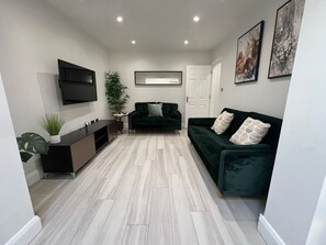 Living area - Harrow Family Home with Garden & Drive (Harrow)