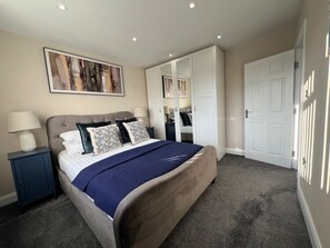 Classic House, Pets Allowed, Garden Area | Free WiFi - Harrow Family Home with Garden & Drive (Harrow)
