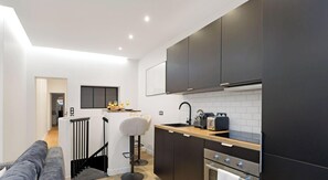 Fridge, microwave, oven, stovetop - Appartement dException avec Home Cinema Prive (Paris)