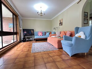 Living area - Fabulous 3-bedroom country house in charming Woollamia (woollamia)