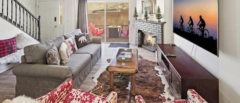 Televisión y chimenea