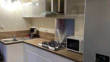 Fridge, microwave, stovetop, coffee/tea maker