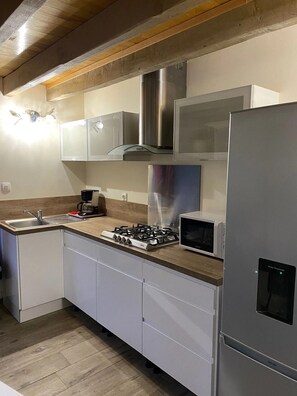 Kühlschrank, Mikrowelle, Herdplatte, Wasserkocher mit Kaffee-/Teezubehör