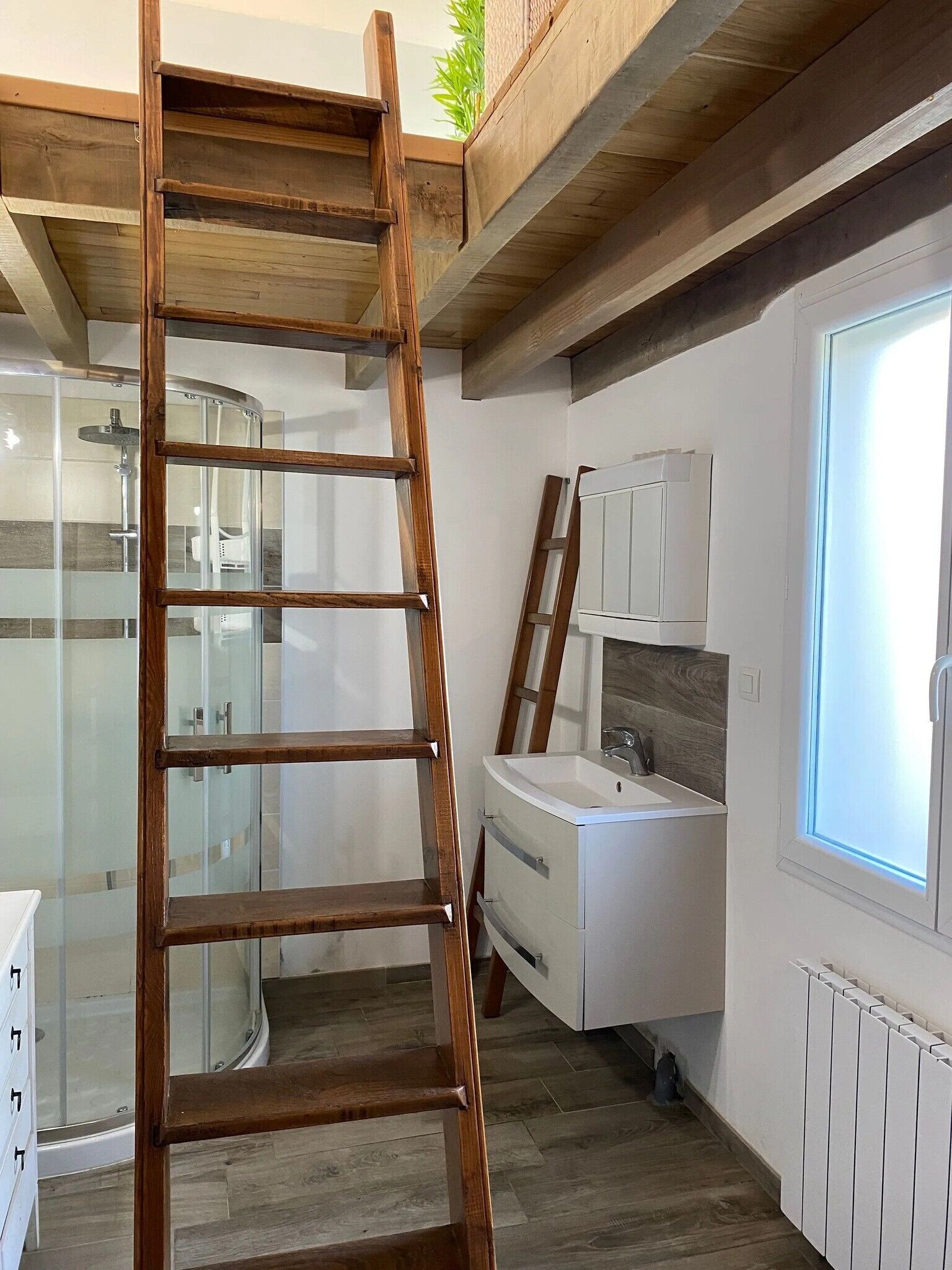 Shower, free toiletries