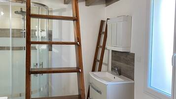 Shower, free toiletries