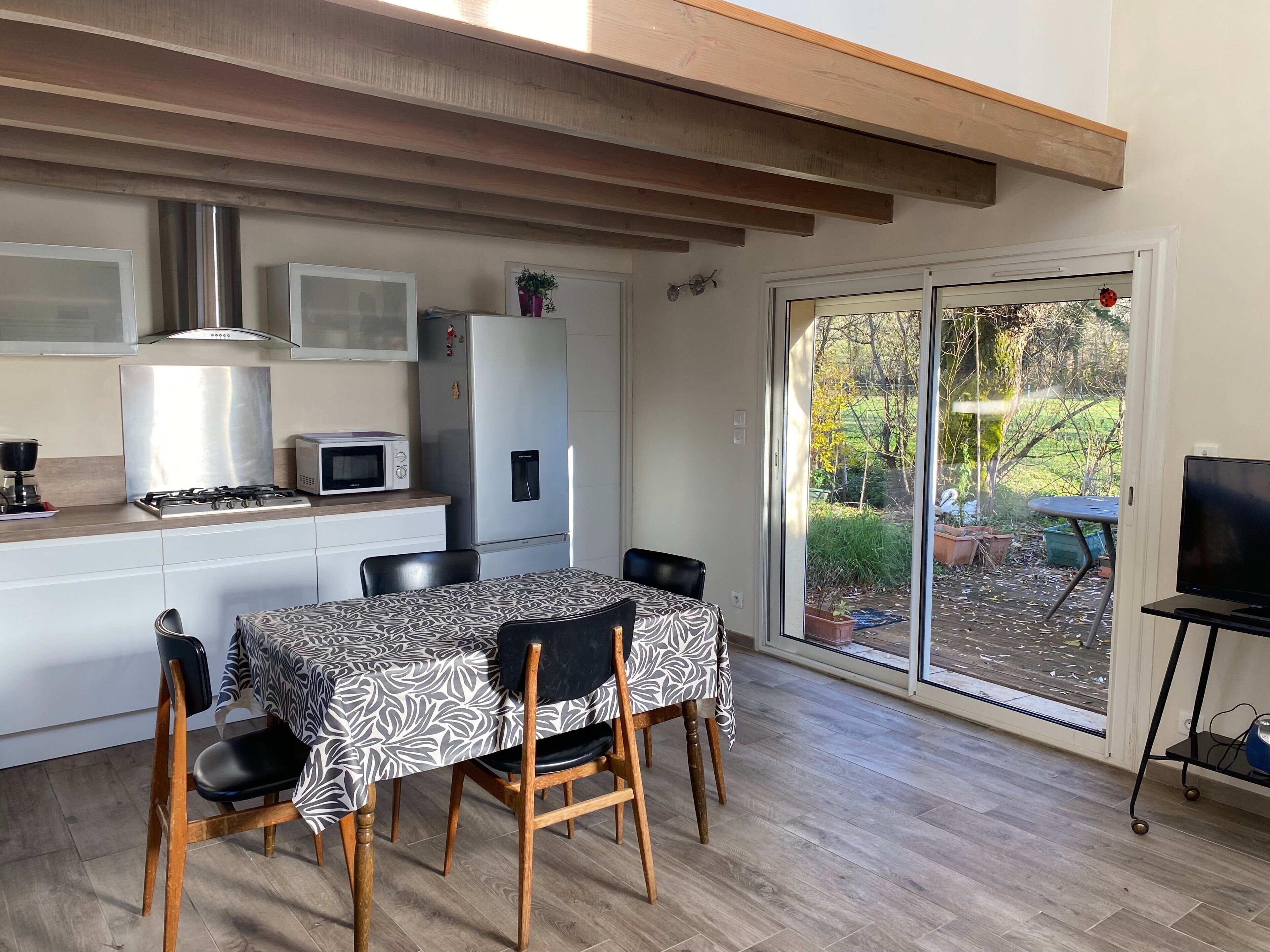 Réfrigérateur, micro-ondes, plaque de cuisson, cafetière/bouilloire