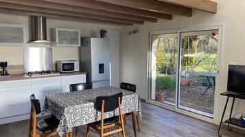 Réfrigérateur, micro-ondes, plaque de cuisson, cafetiÚre/bouilloire