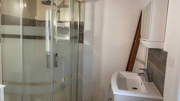 Douche, articles de toilette gratuits