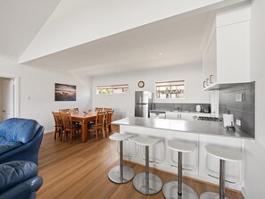 Mikroaaltouuni, liesi, astianpesukone