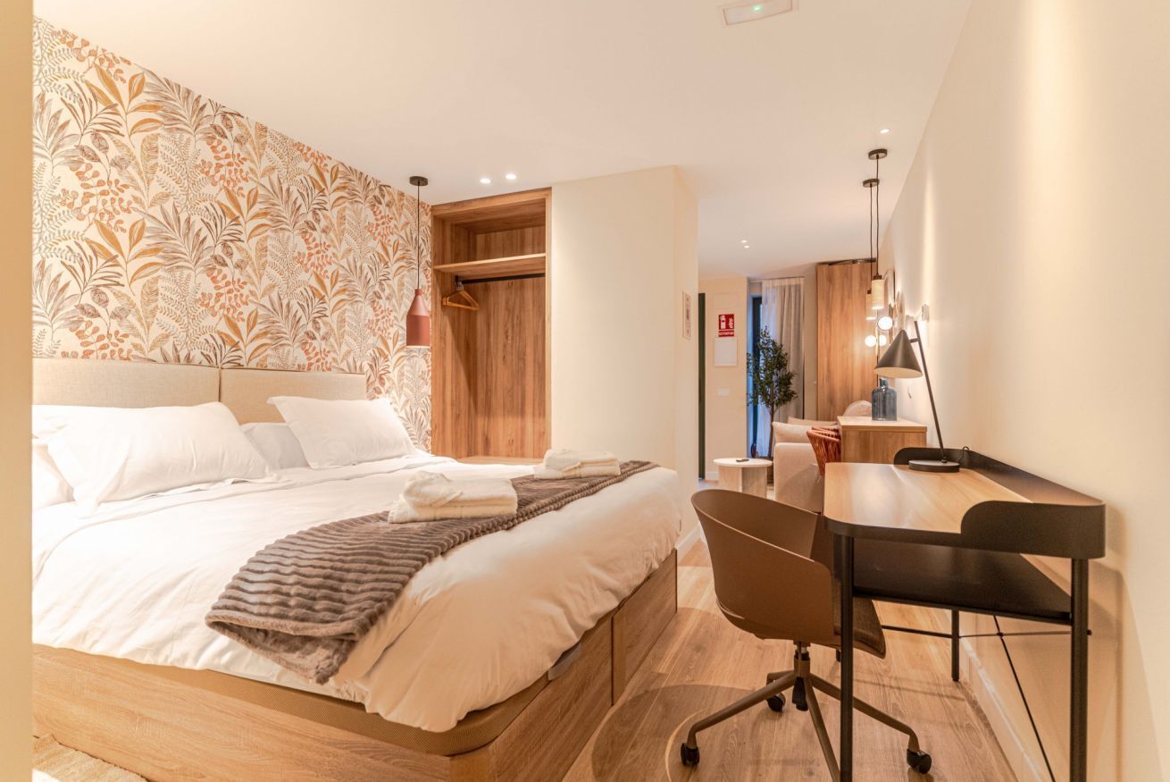 書桌、熨斗/熨衫板、可攜式嬰兒床