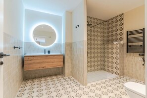 Towels, shampoo, toilet paper