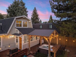 Terrace/patio - Cozy Big Bear Cabin w/ Hot Tub, Firepit & Fireplace Near the Lake (Big Bear)