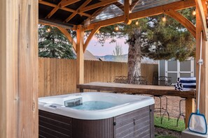 Terrace/patio - Cozy Big Bear Cabin w/ Hot Tub, Firepit & Fireplace Near the Lake (Big Bear)