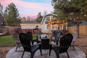 Terrace/patio - Cozy Big Bear Cabin w/ Hot Tub, Firepit & Fireplace Near the Lake (Big Bear)