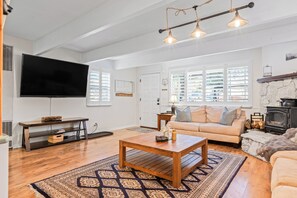 Smart TV, fireplace - Cozy Big Bear Cabin w/ Hot Tub, Firepit & Fireplace Near the Lake (Big Bear)