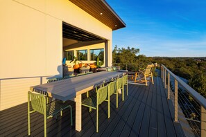 Outdoor dining - Lake Austin Views + Pool, Firepit, Deck, Game Room | Sundown Social by AvantStay (Austin)