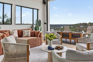 Smart TV, fireplace, table tennis, offices - Lake Austin Views + Pool, Firepit, Deck, Game Room | Sundown Social by AvantStay (Austin)