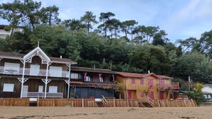 Un bâtiment en bois doté d’un balcon et d’un escalier menant à un deuxième étage.