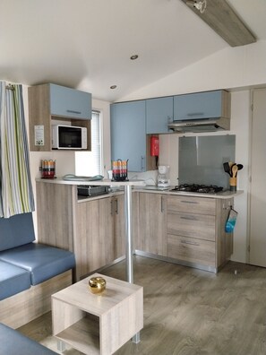 Microwave, stovetop - Mobile home cocoon 5 pers in a 4 star campsite les embruns in Cap Ferret (Lège-Cap-Ferret)