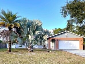 Property grounds - Sarasota Family Home | Private Heated Pool | Relax (Sarasota)