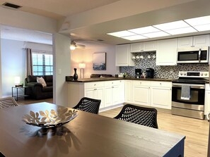 Fridge, microwave, oven, stovetop - Sarasota Family Home | Private Heated Pool | Relax (Sarasota)