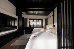 Espacio para trabajar con laptop y cortinas blackout 