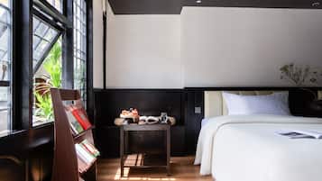 Kamar Triple Basic, pemandangan halaman | Ruang kerja ramah laptop, tirai kedap cahaya, dan kedap suara