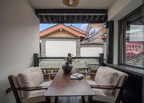 Quarto triplo conforto, sacada, vista para a cidade | Vista da sacada