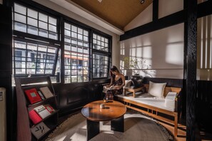 Luxury Double Room, Hill View | Living area | 65-inch flat-screen TV with satellite channels - Lijing Yunman Sky Cloud lnn (Lijiang)