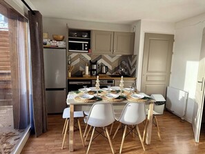 Private kitchen - Le Refuge du Loup - Panoramic view, Netflix & Pool (Dévoluy)