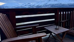A wooden deck with a view of snow-covered mountains. - Le Refuge du Loup - Panoramic view, Netflix & Pool (Dévoluy)
