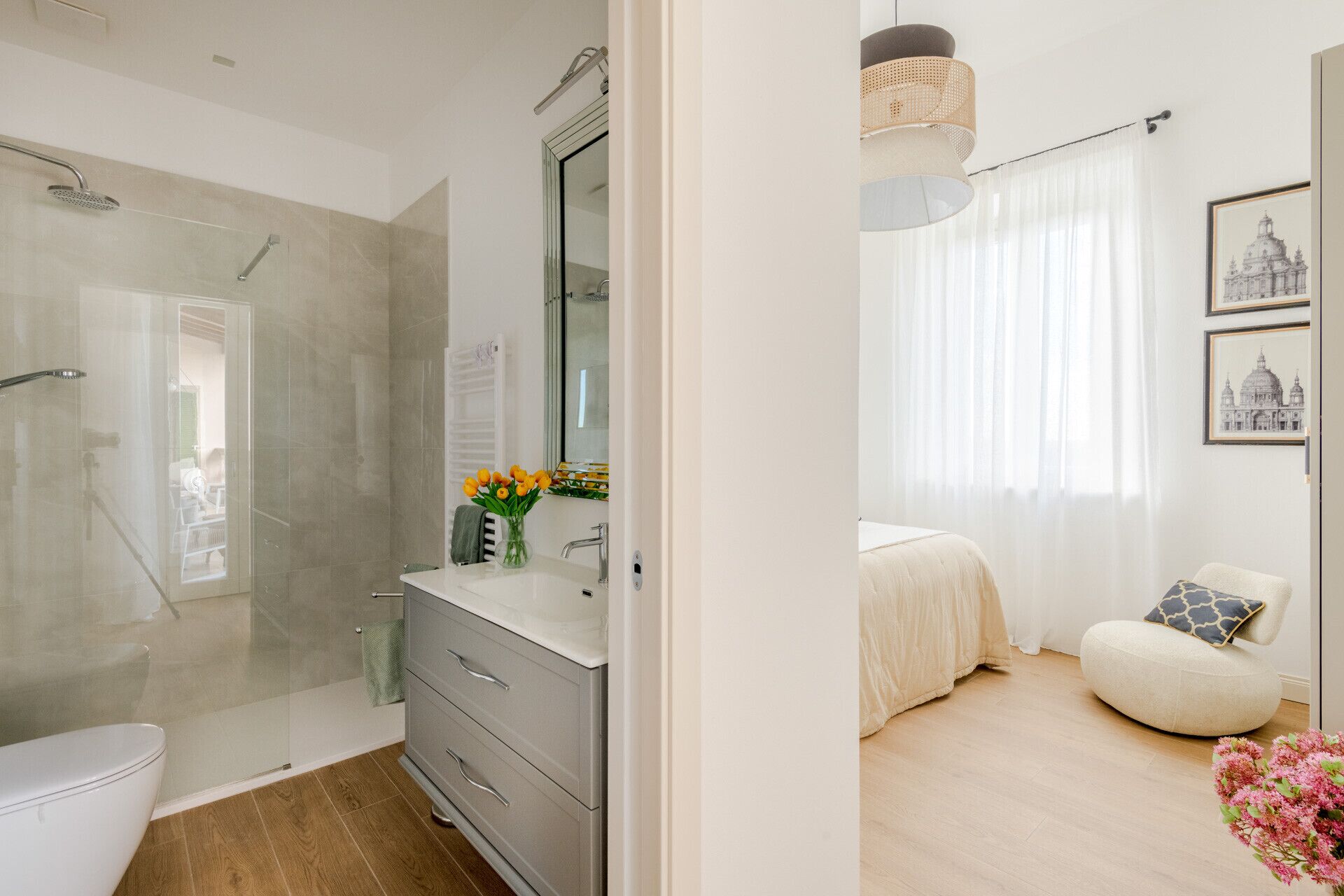 Une salle de bain moderne équipée d’une douche, de toilettes et d’un meuble-lavabo.
