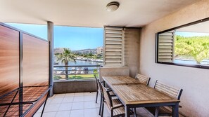 Outdoor dining - South-facing, air-conditioned flat for 4 people with marina views and a swimming pool (Mandelieu-la-Napoule)