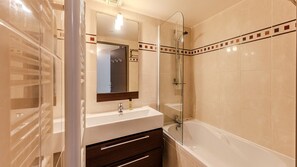 Bathroom - Nice Apt for 4 pers Marina view (Mandelieu-la-Napoule)