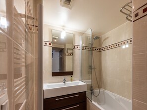 Bathroom - Apartment with sea view, sleeps 4, balcony (Mandelieu-la-Napoule)