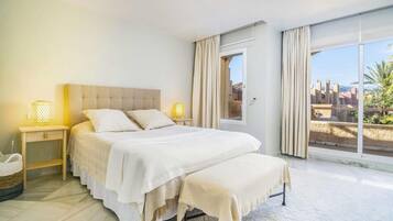 3 habitaciones, tabla de planchar con plancha, wifi y ropa de cama