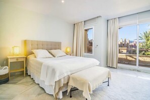 3 slaapkamers, een strijkplank/strijkijzer, wifi, beddengoed