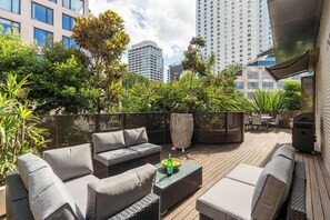 Outdoor dining - The Quay Retreat - Steps from Opera House, Sydney Harbour Bridge & CBD (Sydney)