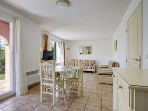 Interior - Air-conditioned house for 6 people with garden and swimming pool near the lake (Homps)