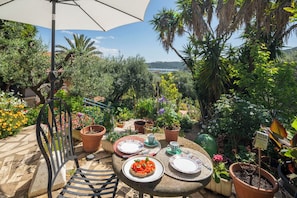 Outdoor dining - Beautiful  villa for 8 guests with WIFI, A/C, patio and panoramic view (Monte Argentario)