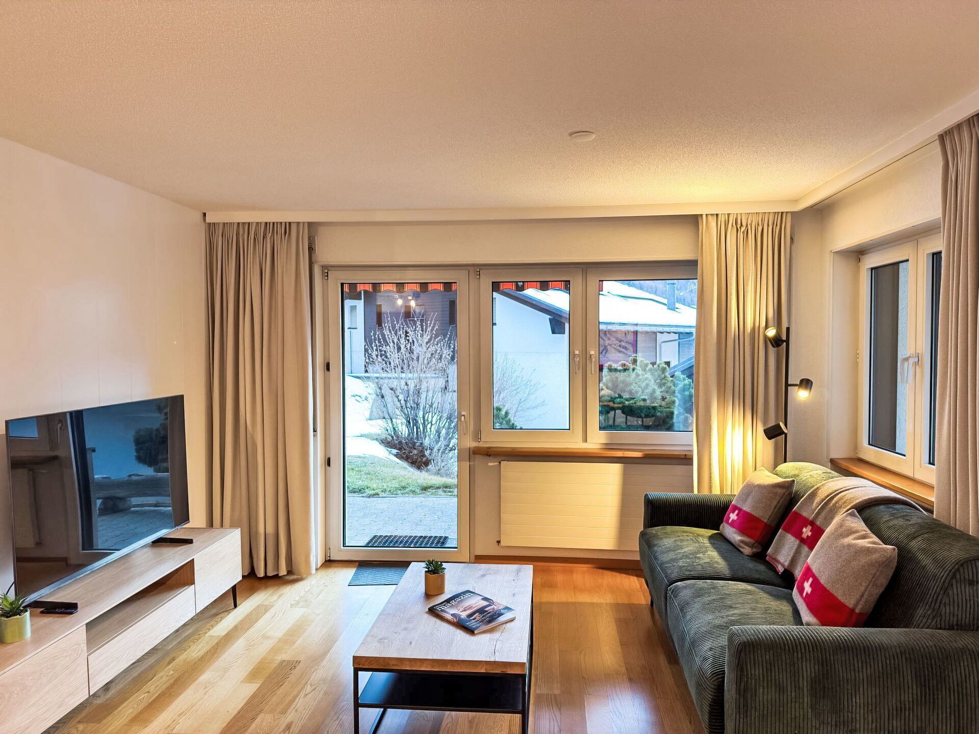 Möbel, Interior Design, Flooring, Couch, Fussboden, Zimmer, Holz, Decke, Wohnzimmer, Fernsehen