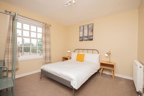 Iron/ironing board, bed sheets - Bow Apartment (Stirling)
